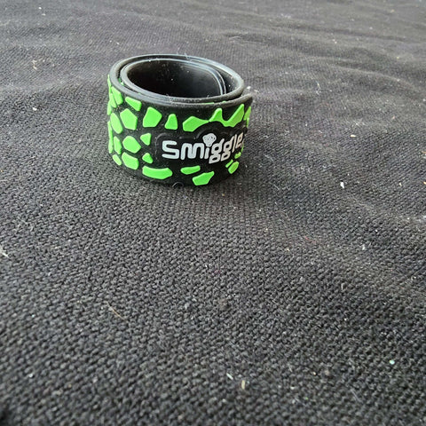 Smiggle Green Snap Bracelet – Slap Band Accessory