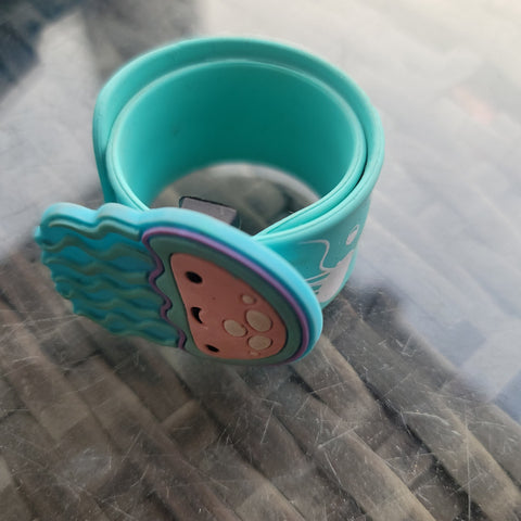 smiggle snap bracelt